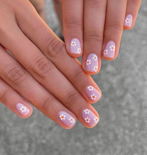 short nails with daisies, flower nails, spring nails 2022 Gel Daisy Nails, Neutral Daisy Nails, Lilac Nails Design Nailart, Lavender Daisy Nails, Nail Art Daisies, Daisy Nails Pink, Simple Daisy Nails, Nailart Short Nails, Short Daisy Nails