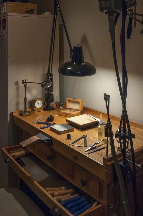 Jewellery Bench, Jewelry Studio Space, Jewelry Studio Organization, Jewelers Workbench, Tools For Woodworking, Jewelers Bench, Design Studio Workspace, Silversmith Jewelry, Studio Spaces