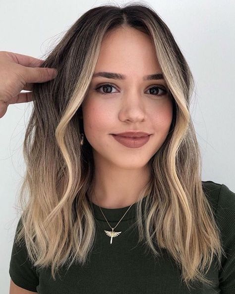 The perfect Balayage money piece for brunettes this fall + (@mastersofbalayage) • Instagram photos and videos Hair Makeover Ideas For Women, Medium Length Dimensional Blonde Hair, Face Frame Hair Color, Blonde Face Frame, Sombre Blonde, Sombre Hair, Face Frame, Dirty Blonde Hair, Brunette Balayage Hair