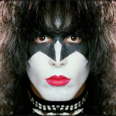 For a brief second this is how Paul envisioned his makeup, glad he decided against it Black And White Face Paint, Kiss Singer, Banda Kiss, White Face Paint, Vinnie Vincent, Peter Criss, Kiss Army, Kiss Pictures, Vintage Kiss