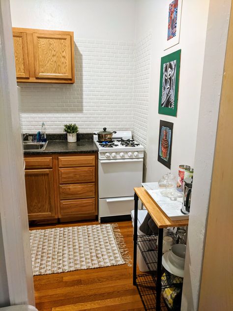 New York Apartment Decor, New York Apartment Aesthetic, Apartments New York, New York Studio Apartment, Studio Apartment Kitchen, Nashville Apartment, Apartment New York, Space Saving Apartment, Tiny Kitchens