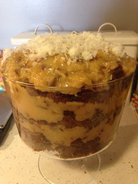 German Chocolate Trifle, Chocolate Trifle Desserts, Trifle Bowl Recipes, Punch Bowl Cake, Trifle Cake, Chocolate Footballs, Trifle Dessert Recipes, Cheesecake Trifle, Trifle Pudding