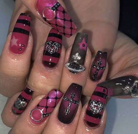 Short Nail Designs 2000s, Scene Nails Short, Y2k Coffin Nails, Scene Nails Emo, Draculaura Nails, Fnaf Nails, Trashy Y2k Nails, Monster High Nails, Scene Nails