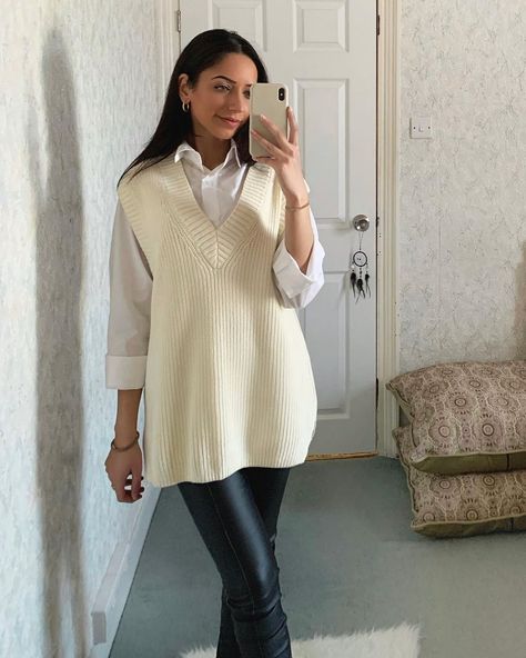 Oversized Shirt And Vest Outfit, Large Sweater Vest Outfit, Cream Sweater Vest Outfits For Women, Oversized Sweater Vest Outfit Women, Oversize Sweater Vest Outfit, Cream Sweater Vest Outfit, Oversized Sweater Vest Outfit, Oversized Vest Outfit, Sweater Vest Outfit Women