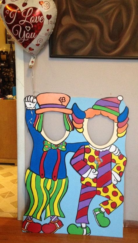 Carnival Photo Booth, Clown Photo, Carnival Theme Party, Clown Photos, Carnival Booths, Theme Carnaval, Diy Carnival, Balloon Holders, Carnival Decorations