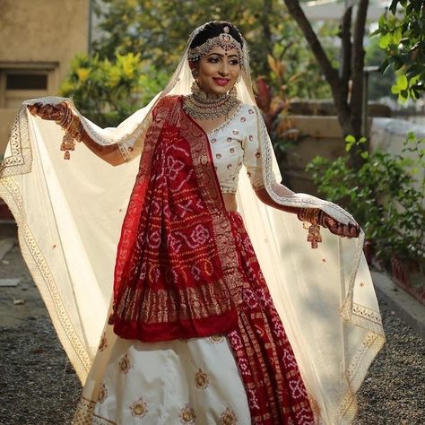 20 Bold Brides Who Wore White Wedding Lehenga for their Wedding White Wedding Lehenga, Red Wedding Lehenga, Best Indian Wedding Dresses, Pengantin India, Latest Bridal Lehenga, Indian Outfits Lehenga, Wedding Lehenga Designs, Indian Bride Outfits, Bridal Lehenga Collection