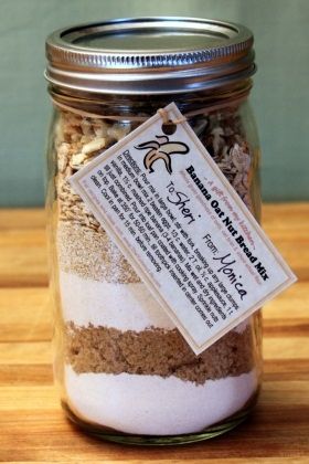 gift: banana oat nut bread gift jar mix... Jar Food Gifts, Mason Jar Gifts Recipes, Mason Jar Mixes, Nut Jar, Mason Jar Gift Ideas, Bread Gift, Jar Gift Ideas, Bread Gifts, Mason Jar Gifts Diy