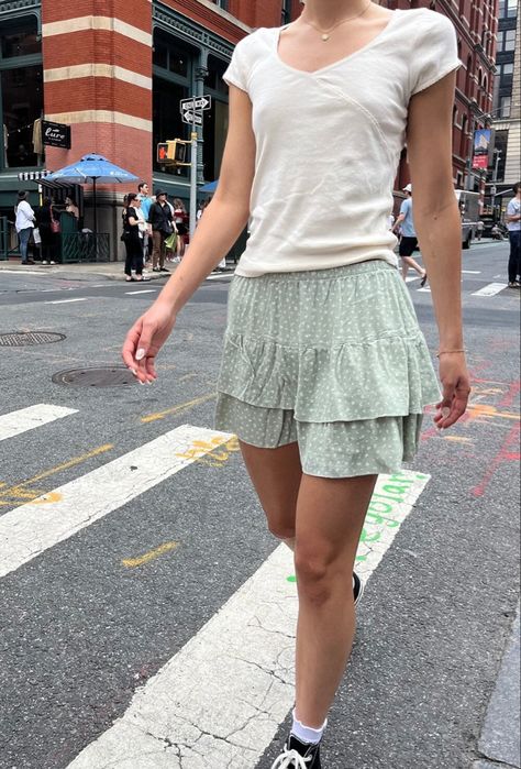 Brandy Melville Outfits Skirt, Brandy Melville Skirt Outfits, Brandy Melville Skirt, Dress Yoga Pants, Skirt And Top, Wool Shirt, Gray Silk, Floral Mini Skirt, Tee Outfit