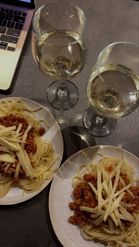 #spaghetti #wine #aestheticfoods Spaghetti Dinner, Dinner For One, Wine Dinner, Coffee Recipes, My New Room, A Food, Spaghetti, Pasta, Wine