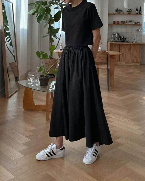 Full Black Skirt Outfit, Black Flowy Skirt, Black Full Skirt, Black Skirt Outfits, Practical Fashion, Midi Skirt Outfit, Uniform Fashion, Flowy Skirt, Fashion Details