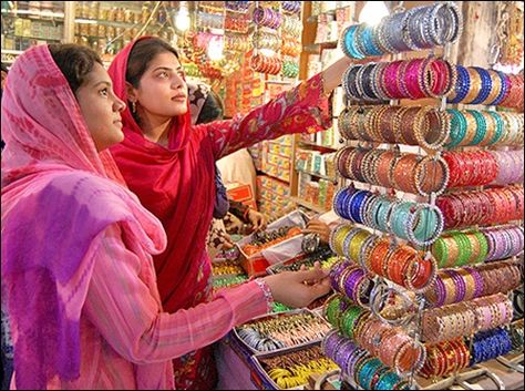 BANGLES Stylish Bangles, Fancy Bangles, Pakistan Culture, South Asian Aesthetic, Indian Accessories, Desi Love, Glass Bangles, Fancy Jewellery Designs, Bangles Set