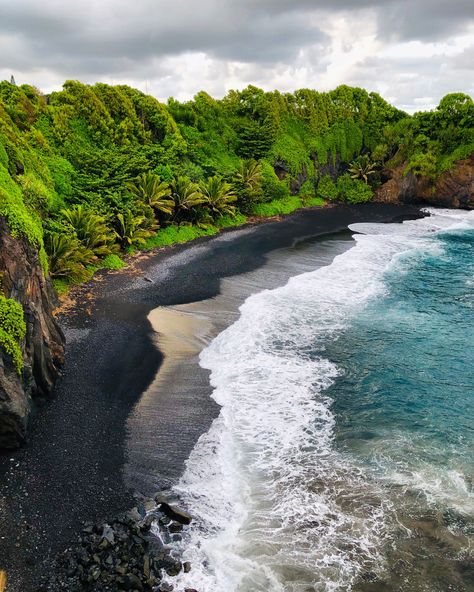 WAIʻĀNAPANAPA STATE PARK "Black Sand Beach" Black Sand Beach Aesthetic, Black Sand Beach Maui, Hawaii Black Sand Beach, Black Sand Beach Hawaii, Hawaii Beach House, Maui Beaches, Hawaii Lifestyle, Sand Background, Long Beach State