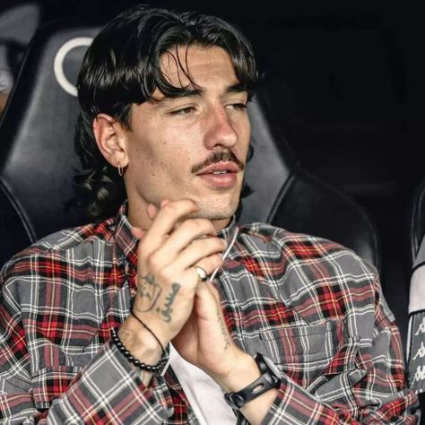 (3) cassidy two on Twitter: "ive been slacking at posting hector pics bc ive been so busy with work so here is a ✨ thread ✨ of everything ive missed in the past month or so https://t.co/re758hTqyR" / Twitter Hector Bellerin Mullet, Fotos Outfits, Beckham Hairstyle, German Humor, David Beckham Hairstyle, Hector Bellerin, Monochrome Makeup Look, John Stones, Mullet Haircut