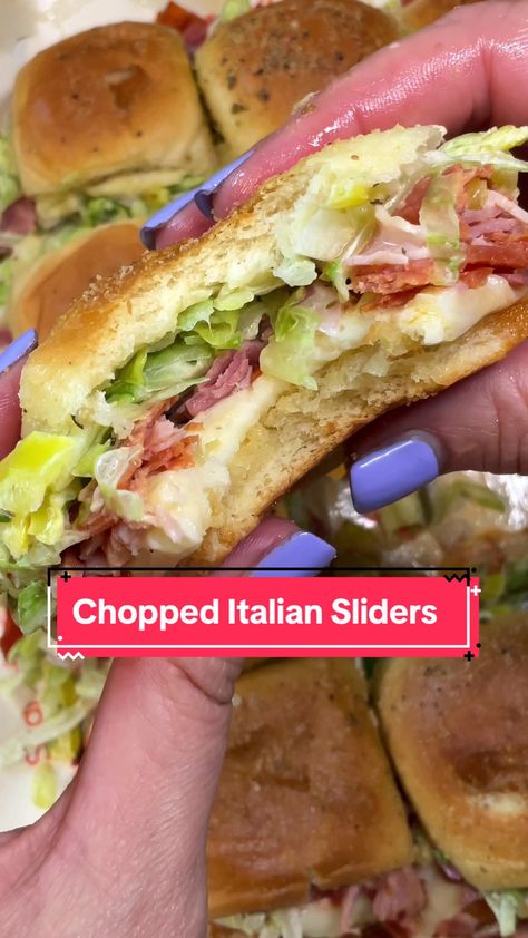 Italian Sliders, Sliders Recipes Hawaiian Rolls, Summer Meals, Slider Recipes, Easy Entertaining, Think Food, Football Food, Party Food Appetizers, Interesting Food Recipes