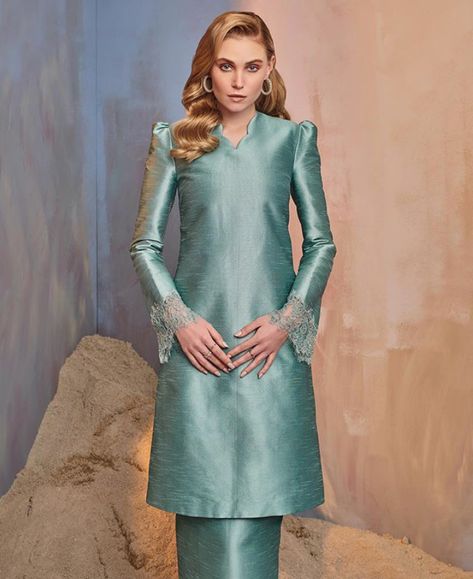 Shantung Silk Kurung Design, Kurung Moden Design 2022, Kenduri Outfit, Baju Kurung Brocade, Design Baju Raya 2023, Baju Raya Ideas Fashion, Design Baju Raya, Baju Kurung Moden Style, Kurung Lace