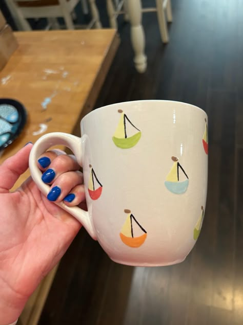 Pottery Painting Ideas For Guys, Pottery Painting Ideas Easy Coffee Mugs, Pottery Painting Ideas Easy, Ceramic Cafe, Diy Pottery Painting, Green Mug, Color Me Mine, Hand Painted Mugs, Handmade Cups