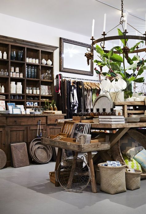 Rustic beauty and charm Butik Design, Display Visual Merchandising, Display Retail, Shelf Sitters, Design Blogs, Casa Vintage, Shop Fronts, Design Apartment, Store Ideas