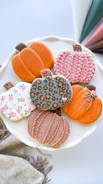 Flood Cookie Designs, Fall Flooded Cookies, Flood Icing Cookies, Beginner Sugar Cookie Decorating, Pumpkin Cookies Royal Icing, Decorating Pumpkin Cookies Royal Icing, Beginner Cookie Decorating, Beginner Sugar Cookie Designs, Royal Icing Cookies For Beginners Fall