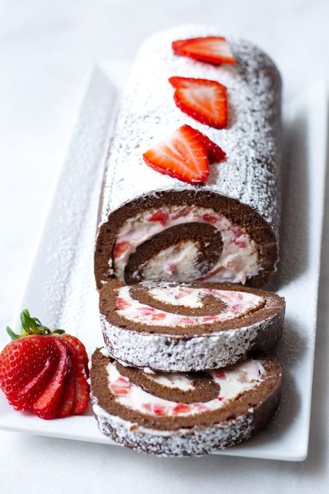 Chocolate Strawberry Swiss Roll, Swissroll Chocolate, Chocolate Swiss Cake, Swiss Cake Roll, Strawberry Cake Roll, Rolled Cakes, Fat Cake, Chocolate Cake Roll, Strawberry Cream Cheese Filling