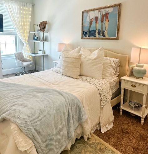 Beachy Bright Bedroom, Simple Clean Apartment, Coastal Cowgirl Bedroom Aesthetic, Coastal Cowgirl Room Aesthetic, Coastal Cowgirl Bedroom, Philly Apartment, Coastal Boho Bedroom, School Apartment, Costal Bedroom