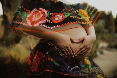 Frida Kahlo Maternity Shoot, Mexican Maternity Shoot, Pregnancy Ideas, Pregnancy Pics, Pregnancy Photos Couples, Maternity Picture, Maternity Ideas, Maternity Shoots, Mexican Theme