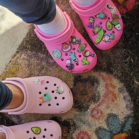 Light Pink Crocs, Matching Crocs, Croc Charm Ideas, Croc Party, Outfit Ideas For The Summer, Croc Outfits, Crocs Aesthetic, Purple Crocs, Crocs Slippers