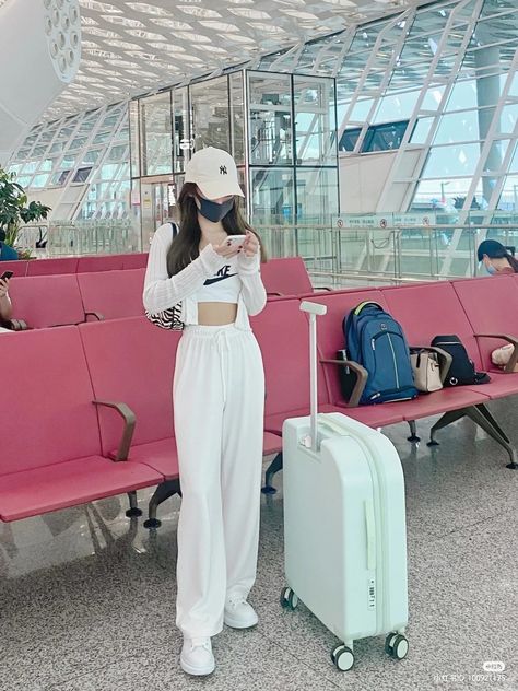 Aesthetic Airport Outfits Korean, Korean Airport Fashion Winter, Airport Outfits Korean, Airport Outfit Girl, Airport Outfit Kpop, Airport Fashion Aesthetic, Airport Aesthetic Outfit, Outfit Bandara, Airport Outfit Korean