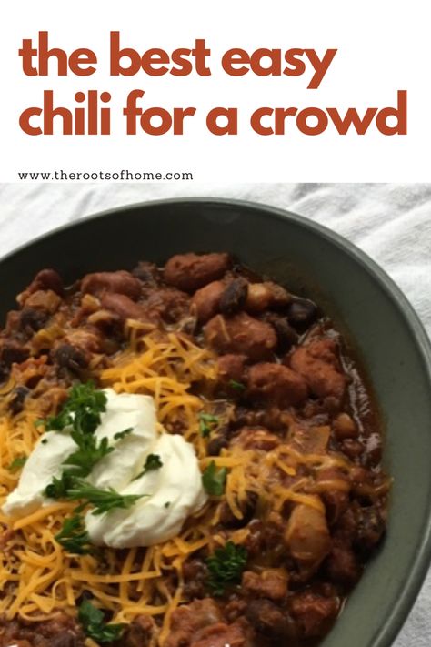 A green bowl filled with chili made of beef and beans, topped with shredded cheddar cheese, sour cream, and fresh cilantro. Chili For 15 People, Chili For 20 People, Chili Recipe For 20 People, Chili For 30 People, Chili For 40 People, Chili For 50 People Recipe, Chili For 100 People, Chili Recipe For Large Crowd, Chili For A Crowd