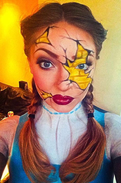 Cool Dorothy Yellow Brick Road Face Paint. Halloween Hairstyles For Women, Friend Halloween Costumes, Best Friend Halloween, Halloween Hairstyles, Horror Make-up, Halloween Makeup Diy, Best Friend Halloween Costumes, Les Winx, Scary Halloween Costumes