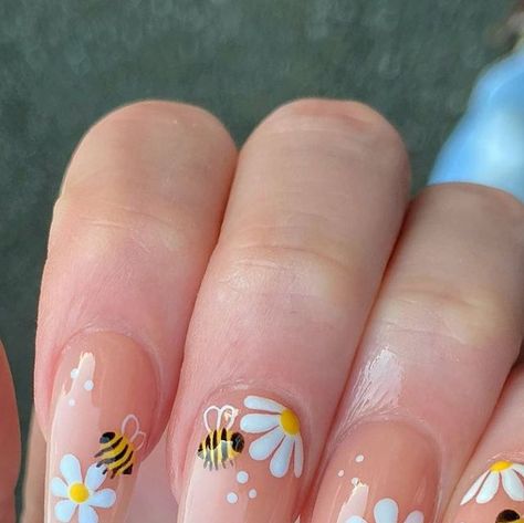 𝗞𝗔𝗧𝗬 𝗥𝗢𝗦𝗘⚡️𝗡𝗮𝗶𝗹 𝗔𝗿𝘁𝗶𝘀𝘁 | 🐝🐝🐝 #glitterbels #acrylicnails #summernails #trendingnails #nailinspo #nailideas #nailaddict #instanails #cutenails #nailsoftheday… | Instagram Bee Nails, Sunflower Nails, Rose Nails, Nude Nails, Nail Artist, Fashion Nails, Nail Ideas, Cute Nails, Nail Inspo