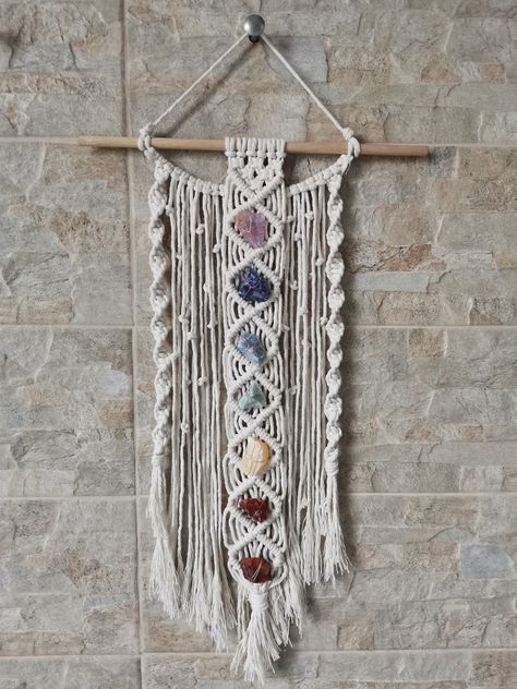 Macrame And Crystal Wall Hanging, Macrame With Gemstones, Macrame Chakra Wall Hanging Tutorial, Chakra Macrame Diy, Diy Chakra Wall Hangings, Macrame Wall Hanging With Crystals Diy, Macrame Pentagram Diy, Macrame With Stones, Macrame Crystal Wall Hanging