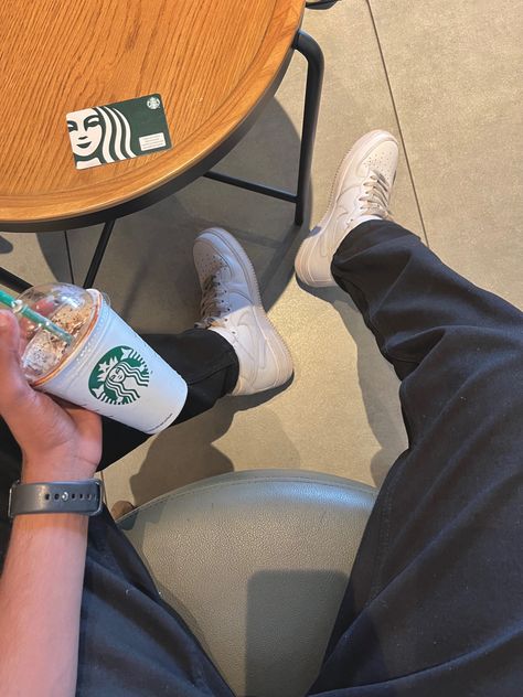 Coffee.Starbucks.aestheticsnap.sneaker.outfit.aestheticoutfit Coffee Snaps, Starbucks Pics, Starbucks Snapchat, Starbucks Pictures, Starbucks Aesthetic, Aesthetic Sneakers, Food Vids, Instagram Creative, Starbucks Drinks