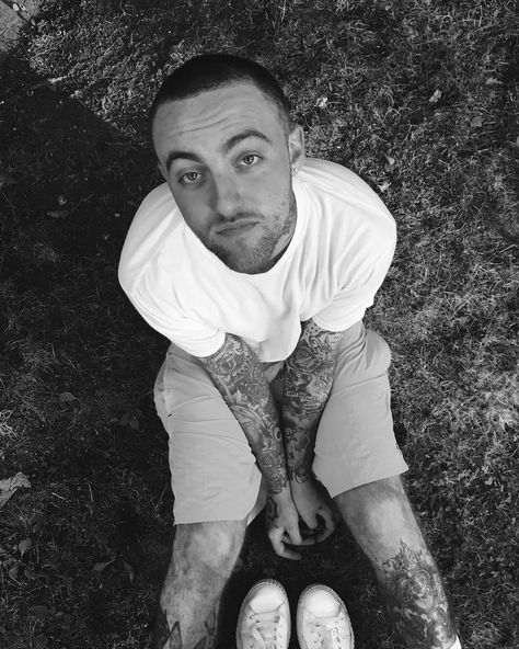 Ariana Grande has broken her social media since the passing of Mac Miller, and shared a simple, touching tribute in the form of a nostalgic photo. Mac Miller Ariana, Mac Miller And Ariana Grande, Ariana Grande Mac, Mac Miller, Saturday Night Live, Ex Boyfriend, Yours Truly, Cristiano Ronaldo, Celebrity Photos