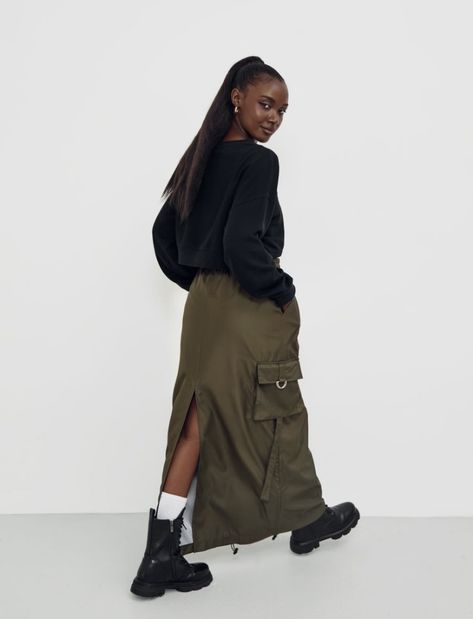 Normcore Outfits, Green Skirt Outfits, Fall Fashion Trends Casual, Camping Fashion, Cargo Skirt Outfit, Skirt Outfits Aesthetic, Capsule Wardrobe Outfits, Quoi Porter, Office Outfit