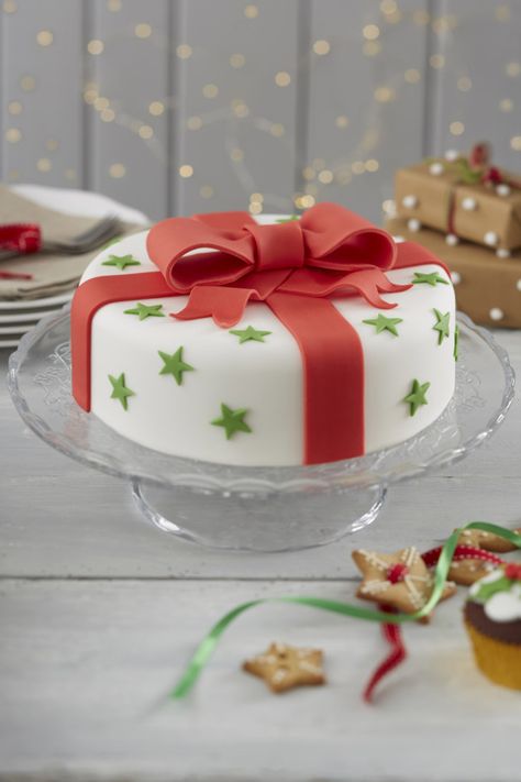 Christmas Present Cake, Christmas Cake Decoration, Cake Decoration Ideas, Christmas Cakes Easy, Present Cake, Xmas Desserts, Christmas Cake Designs, Traditional Bow, Christmas Cake Decorations