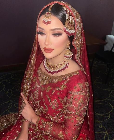 shaneeqbridal Pakistani Bridal Makeup Red, South Asian Wedding Makeup, Desi Bridal Makeup, Pakistani Bridal Hairstyles, Asian Bridal Makeup, Bridal Jewelry Sets Brides, Bridal Jewellery Inspiration, Pakistani Bridal Makeup, Glam Wedding Makeup