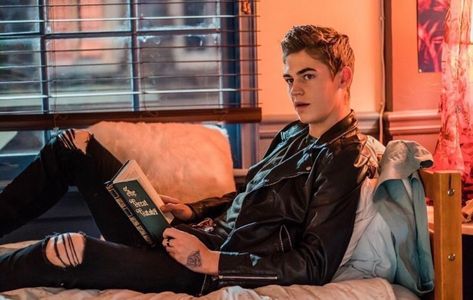 Hardin Allen Scott reading "The Great Gatsby" #AfterMovie #HeroFiennesTiffin #HardinScott 🖤♾ Hero Fiennes Tiffin Hardin, Hot Hero, Hardin Scott, After Movie, Movie Couples, Hero Wallpaper, The Perfect Guy, The Great Gatsby