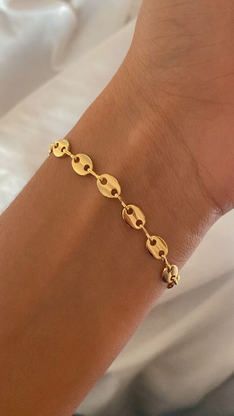 Golden Bracelet Aesthetic, Gucci Gold Bracelet, Golden Aesthetic, Bracelet Aesthetic, Gucci Bracelet, Golden Bracelet, Aesthetic Minimalist, Gucci Fashion, Outfit Winter