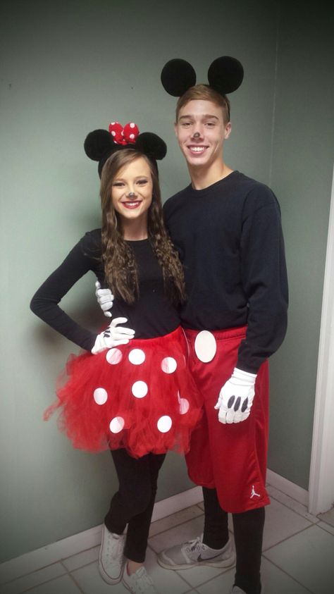 DIY Mickey and Minnie Mini And Mickey Couple Costume, Mickey And Minnie Costume Couple, Mickey Mouse Costume Diy, Minnie And Mickey Costumes, Mickey And Minnie Costume, Mickey Cosplay, Mickey Mouse Kostüm, Diy Mickey Mouse Costume, Minnie Mouse Kostüm