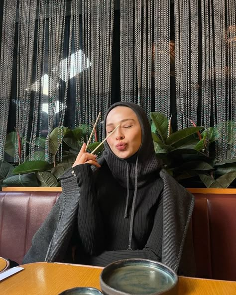 Hijab Fashion Aesthetic, Balaclava Outfit, Styling Hijab, Hijab Styling, Winter Hijab, Modest Girly Outfits, Ig Poses, Fashion Hijab Style, Selfie Poses Instagram