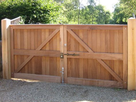 Timber Garden Gates - Roger Gladwell Timber Frame Construction Front Gate Ideas, Driveway Gate Diy, Wood Gates Driveway, Farm Gates, Driveway Fence, Wood Fence Gates, Gates Driveway, Wood Gates, Wooden Garden Gate