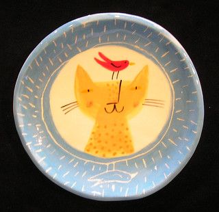 Cat blue border | Small earthenware plate, hand painted with… | Flickr August Wren, Ceramic Plates Art, Kitchen Plates, Pottery Place, Painted Ceramic Plates, Diy Pottery Painting, Hand Painted Bowls, Paper Mache Art, Ceramic Platters