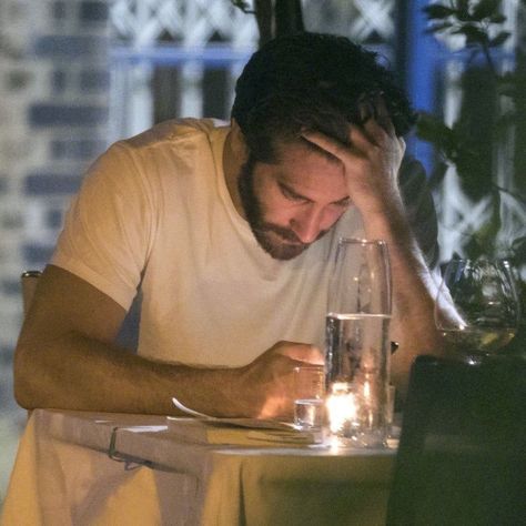 alainsdelon: jake gyllenhaal sadly eating alone is... - Mood Board Jake G, Eating Alone, Prince Of Persia, Jake Gyllenhaal, Ryan Reynolds, Megan Fox, Man Crush, Pretty Men, Reaction Pictures