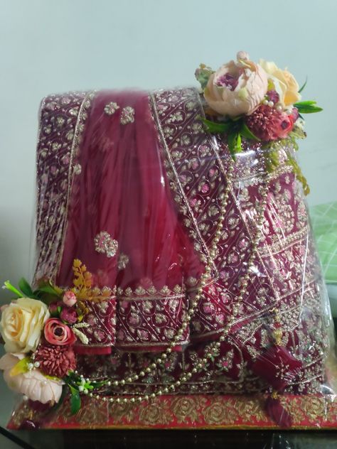 Lehenga Trousseau Packing, Lehnga Packing Decoration, Bari Packing Ideas For Bride, Sari Packing Ideas For Wedding, Lehenga Packing Ideas Wedding, Bridal Dress Packing Ideas, Bangles Decoration, Hampers Packaging, Saree Packing