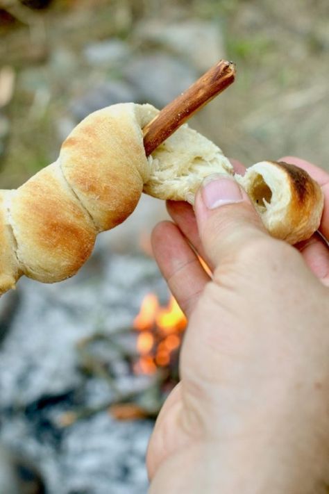 Bread On A Stick, Campfire Bread, Artistic Food, Camp Food, Vegan Crackers, Campfire Food, No Knead Bread, Campfire Cooking, Delicious Bread