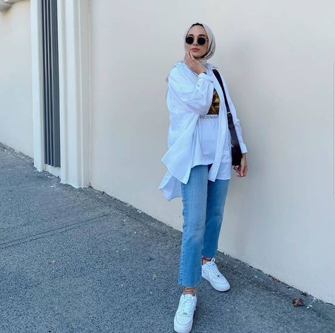 21 Inspiring Looks To Wear The White Shirt - Hijab Fashion Inspiration Smart Casual Look Women, White Tshirt Outfit, White Outfits For Women, White Sneakers Outfit, Outfit Hijab Casual, White Shirt Outfits, Muslim Outfits Casual, Hijab Style Casual, Hijabi Fashion Casual