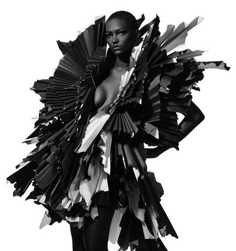 Zoe Bradley ou l'origami haute-couture Origami Dress Fashion, Origami Dress, Sculptural Fashion, Paper Fashion, Conceptual Fashion, Paper Dress, 3d Fashion, Futuristic Fashion, Foto Art