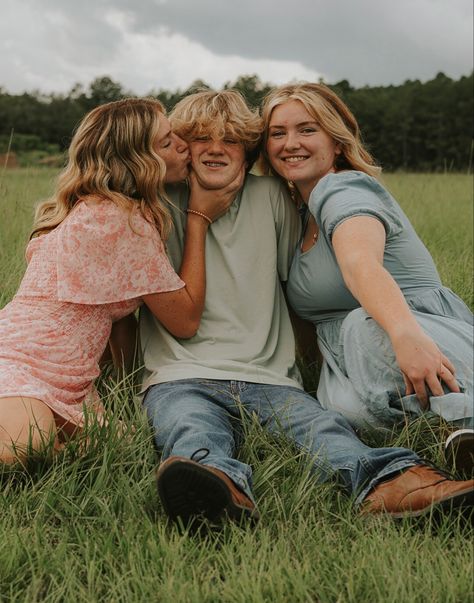 3 Teenage Sibling Photoshoot, Teenage Siblings Photoshoot, 3 Sibling Poses Photography, Teenage Sibling Photoshoot Ideas, Sibling Picture Ideas Older, Teen Sibling Portraits, Teenage Family Photoshoot, Older Siblings Photoshoot, Family Photoshoot Teenage Kids