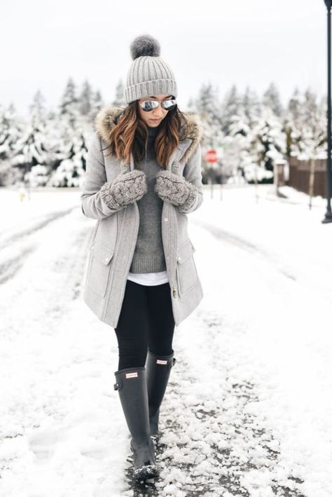 12 Warm Winter Outfits That Are Still Chic - Society19 Vinter Mode Outfits, Snow Day Outfit, Cold Weather Outfits Winter, Pretty Winter Outfits, Winter Outfits Snow, Black Leggings Outfit, Winter Outfits Warm, Cold Weather Outfit, Stylish Winter Outfits