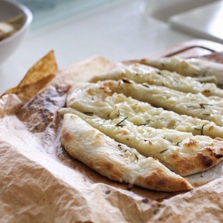 Homemade Garlic Pizza, Garlic Pizza Bread, Bread Starters, Garlic Sourdough, Sourdough Ideas, Garlic Flatbread, Sourdough Pizza Dough, Sourdough Pizza Crust, Natural Yeast